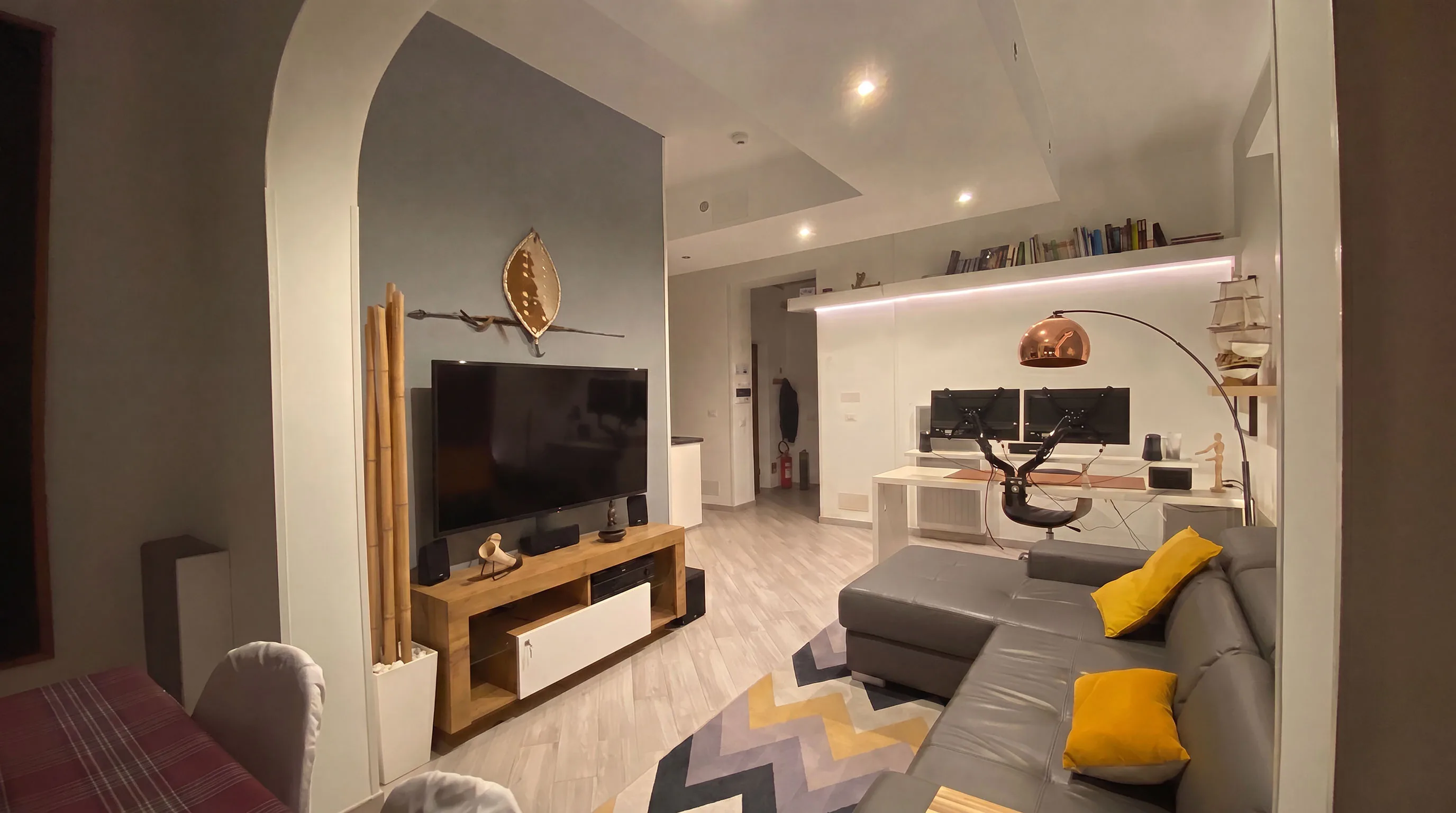 Soggiorno con televisore e zona pranzo della casa vacanze Vestige Home a Roma